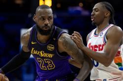 LOL决赛-勇士碾压湖人，詹姆斯扛起全队