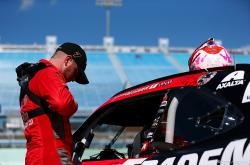 英雄联盟总决赛直播-雷诺车队碾压阿斯顿马丁，周冠宇刷新纪录