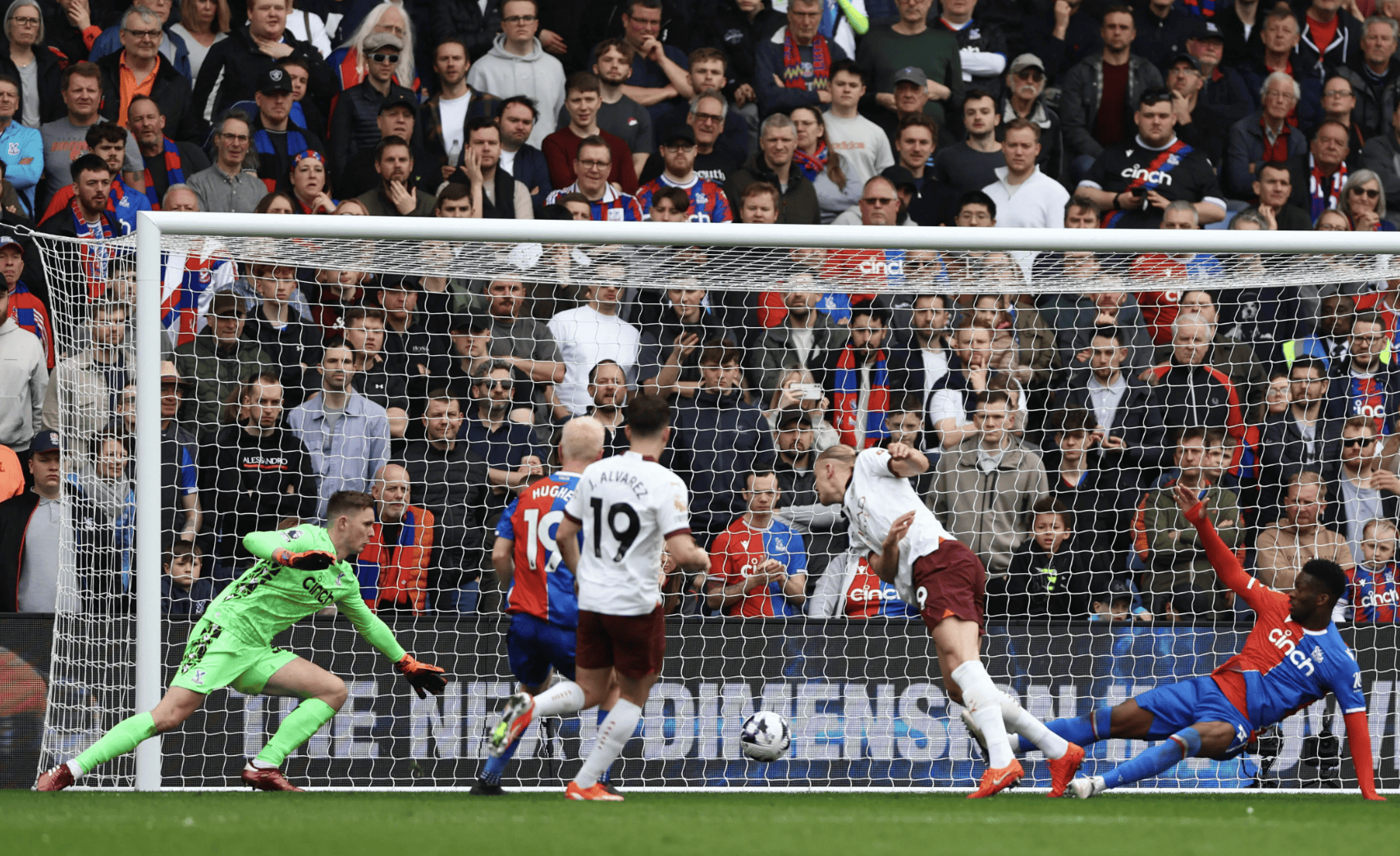 曼城两球领先反超对手，获得胜利