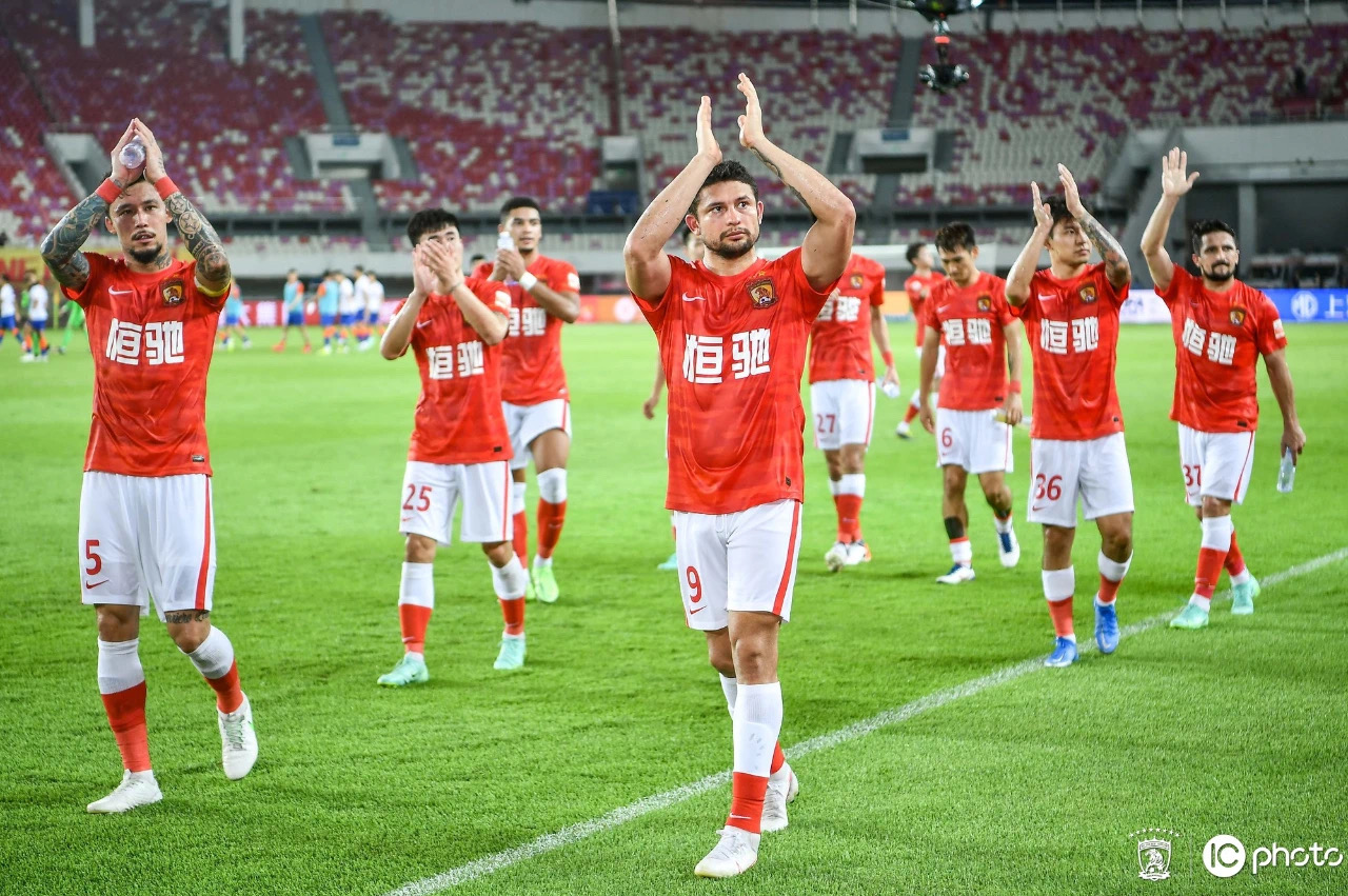 球队教练团队展现默契,战术成功奏效 球队教练团队展现默契,战术成功奏效