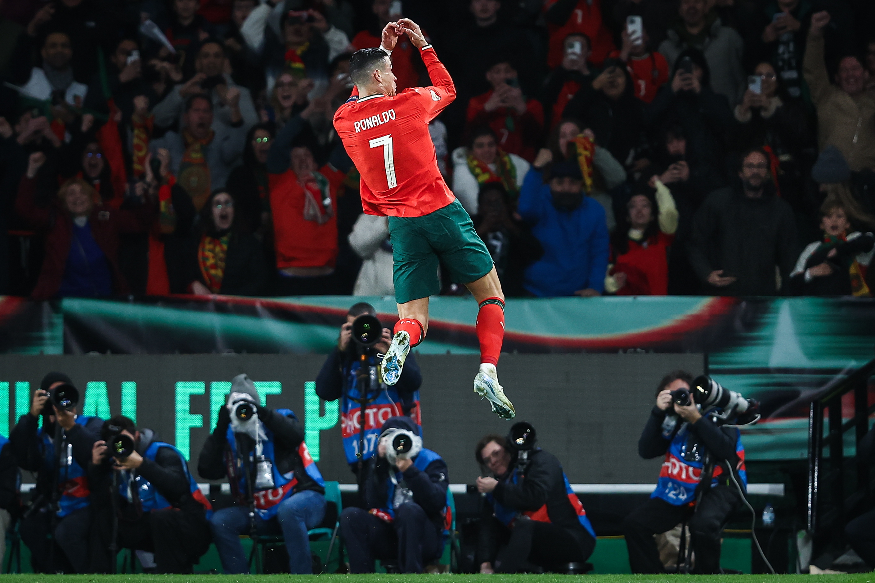 欧国联比赛:激烈角逐背后,球员辛勤付出的简单介绍 欧国联比赛:激烈角逐背后,球员辛勤付出的简单介绍