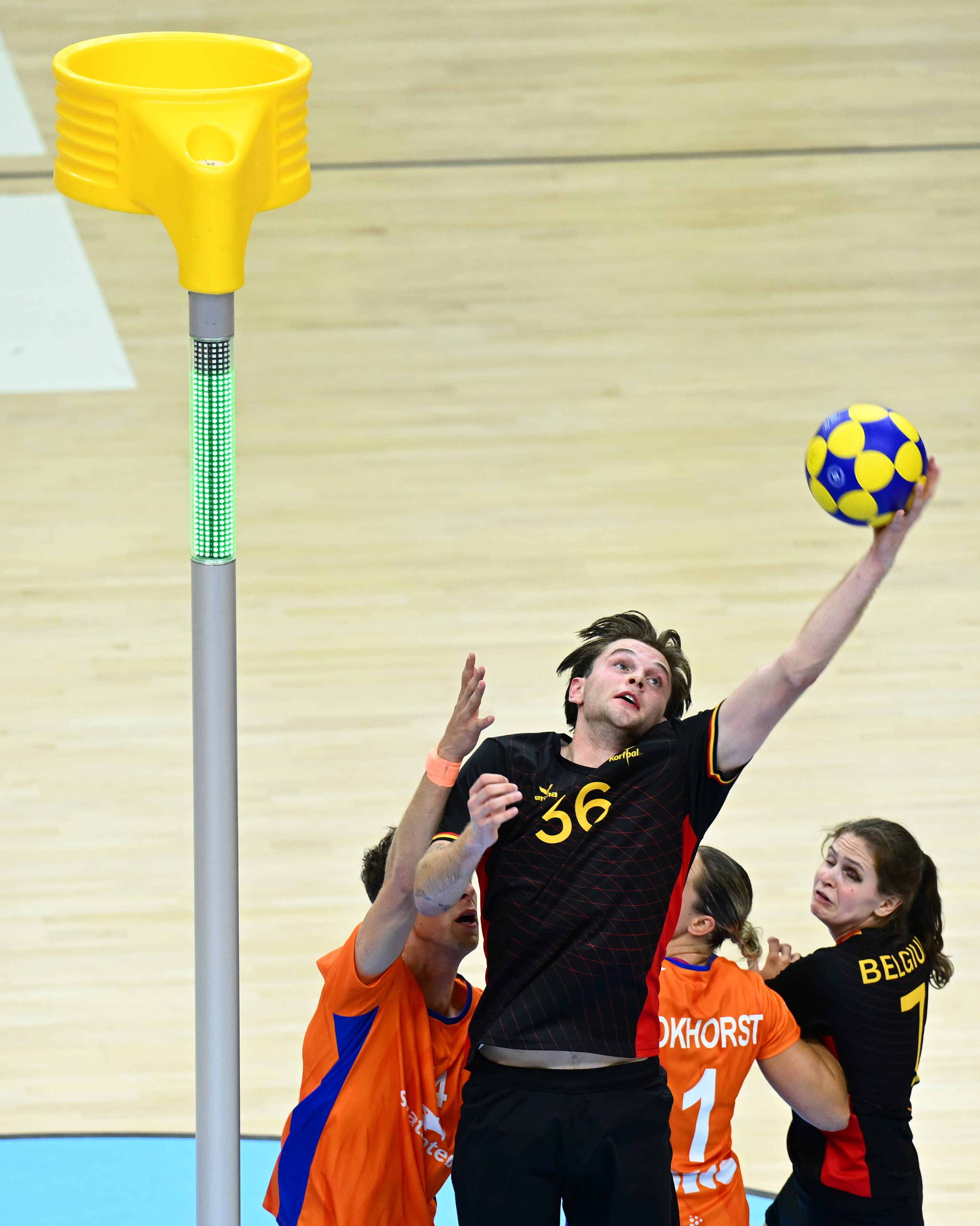 关于荷兰队在比赛中表现出色，引领球队取得胜利的信息