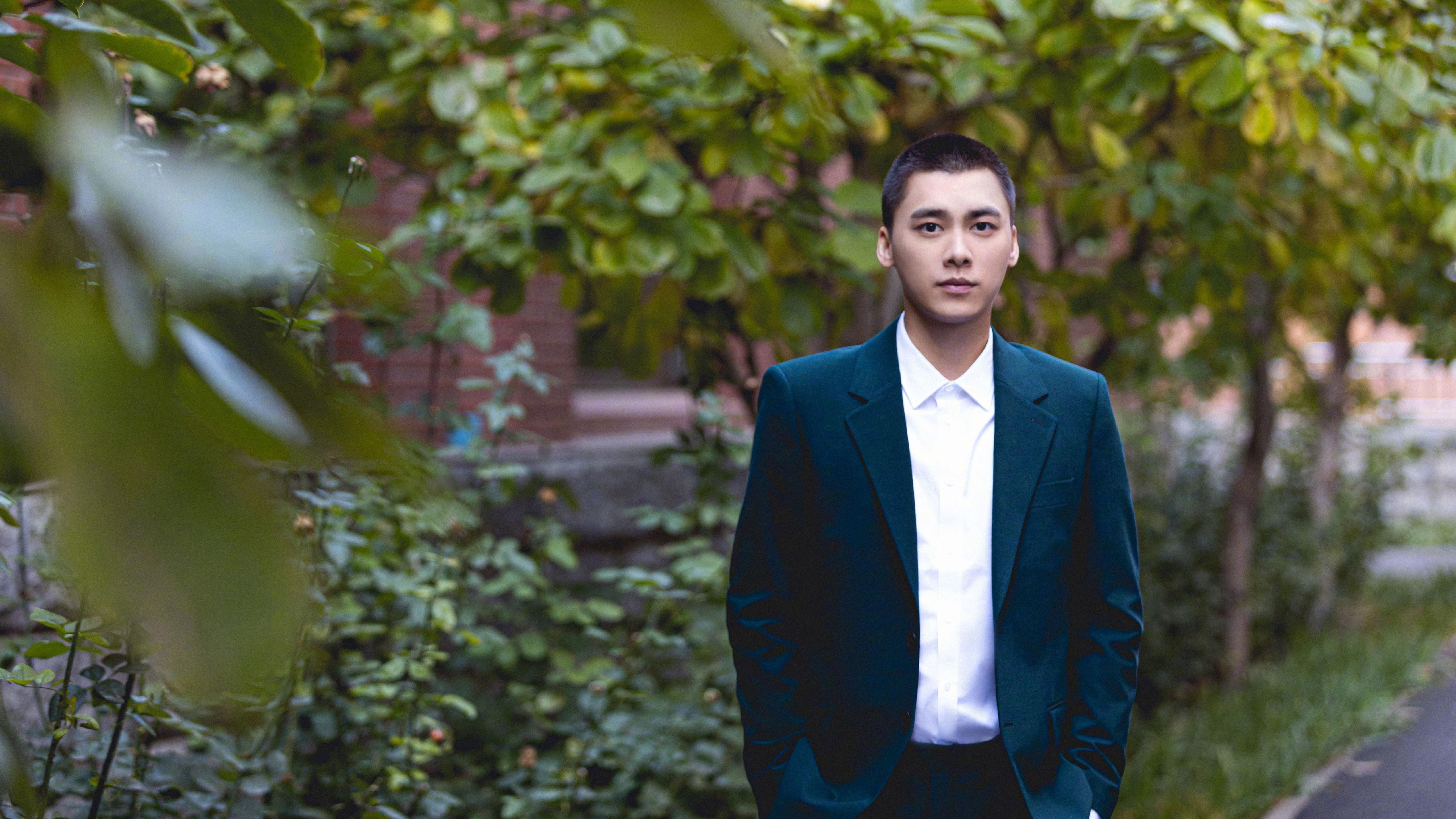 离奇新闻，森林狼中锋戈贝尔为何身穿湖人战袍，成为击败雄鹿的奇兵？