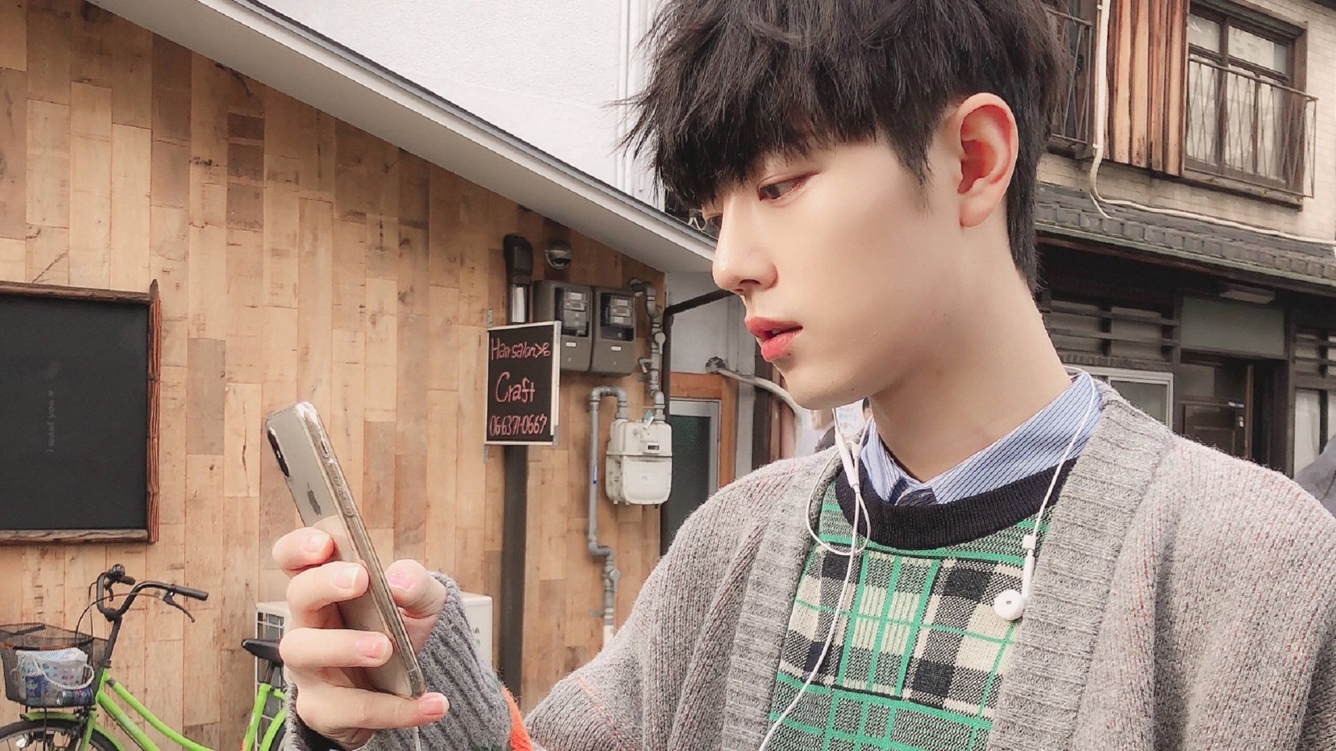 引擎轰鸣时,班凯罗在街道中央超车